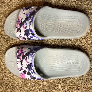 croc flip flops, size 7